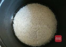 土豆香菇香肠焖饭的做法图解1