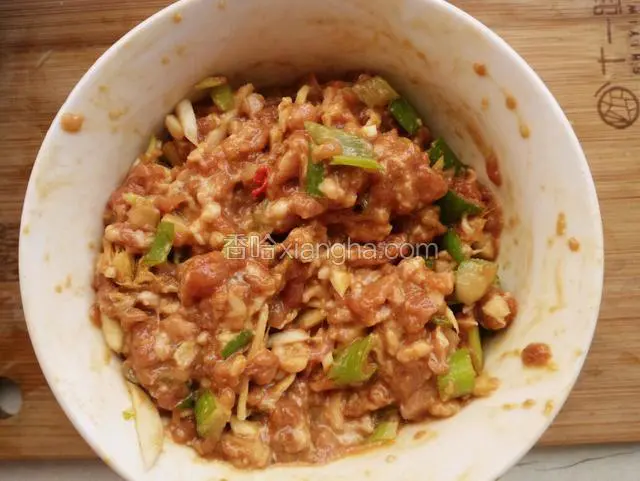 肉末中加料酒葱姜蒜末酱油