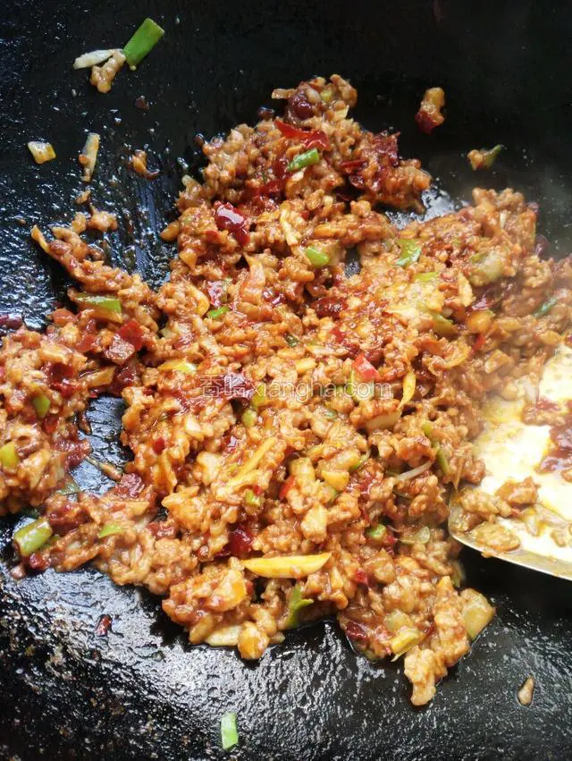 放入肉末和少许豆瓣酱和辣椒和花椒