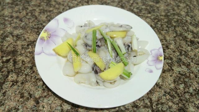 墨鱼仔洗净后，用姜、葱白和料酒腌5分钟。