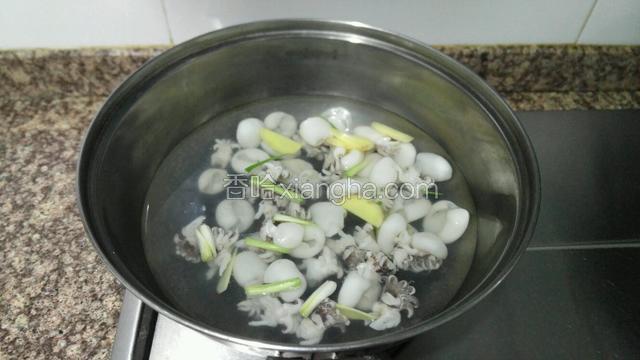 锅内烧开水，倒入墨鱼仔焯烫30秒。