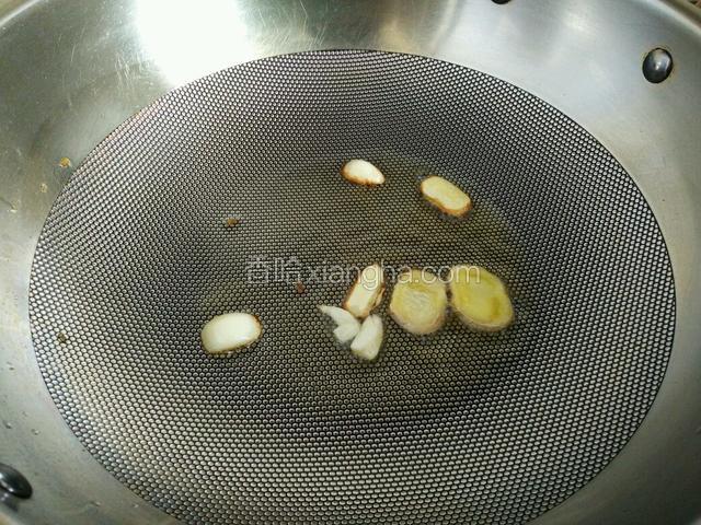 炒锅中放入适量食用油，油热后煸香姜片和蒜片。