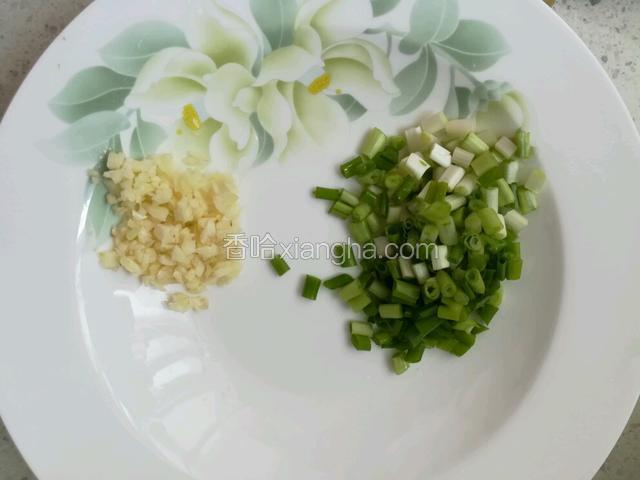 切葱花，蒜切碎