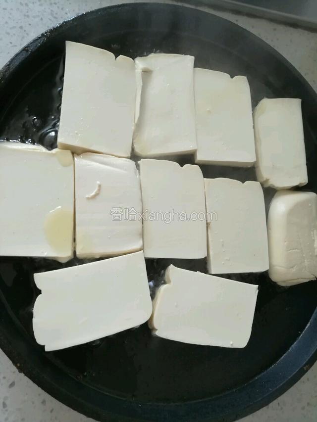 豆腐下锅煎，我用的电饼档，一次煎的多。
