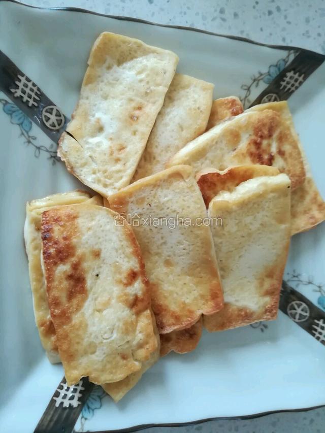 煎至两面金黄，盛出备用。