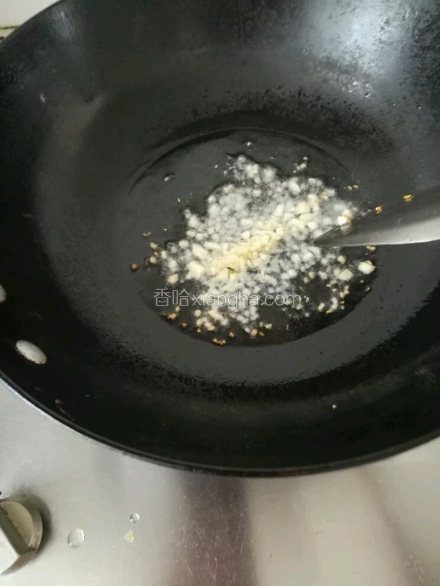 锅里下油放入蒜末爆香