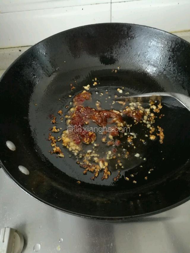 放入豆瓣酱和黄豆酱，小火炒出油