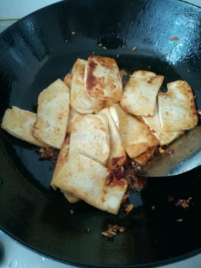加入煎好的豆腐，翻炒均匀