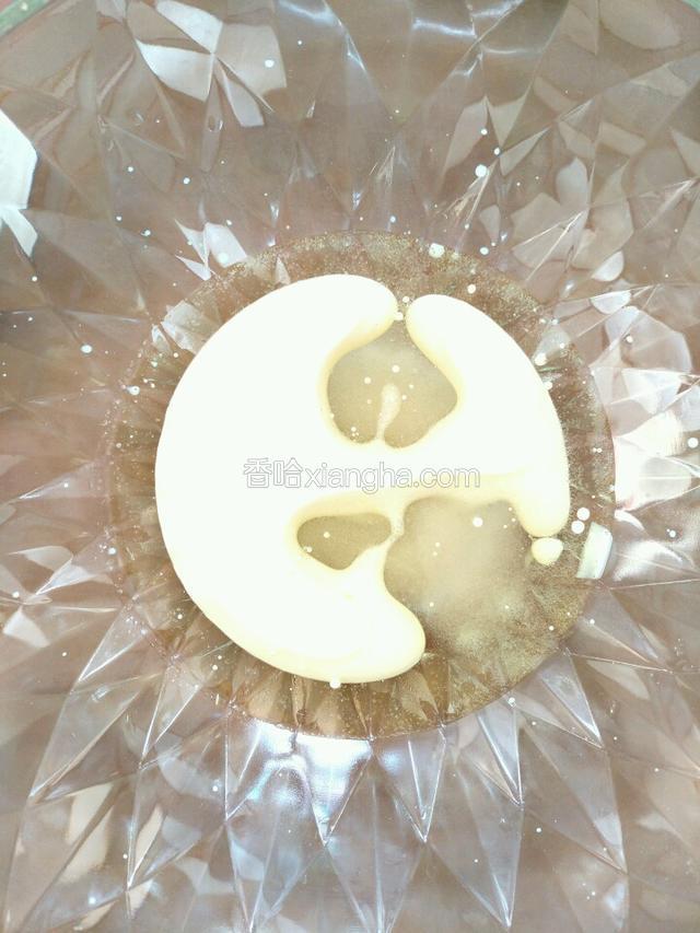 取一个大一点的容器，放入60克玉米油，30克白糖，60克牛奶搅拌均匀