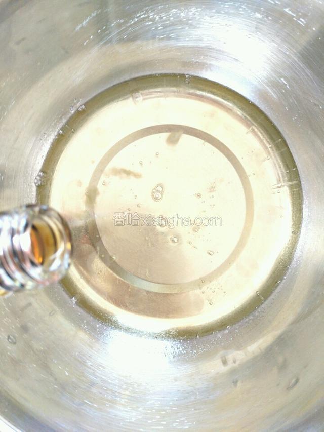 蛋清滴入香草精，用电动打蛋器打发