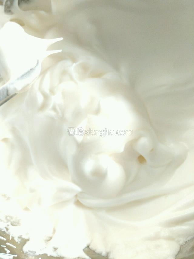 蛋清打发至干性发泡，提起打蛋器出现两个小尖角即可