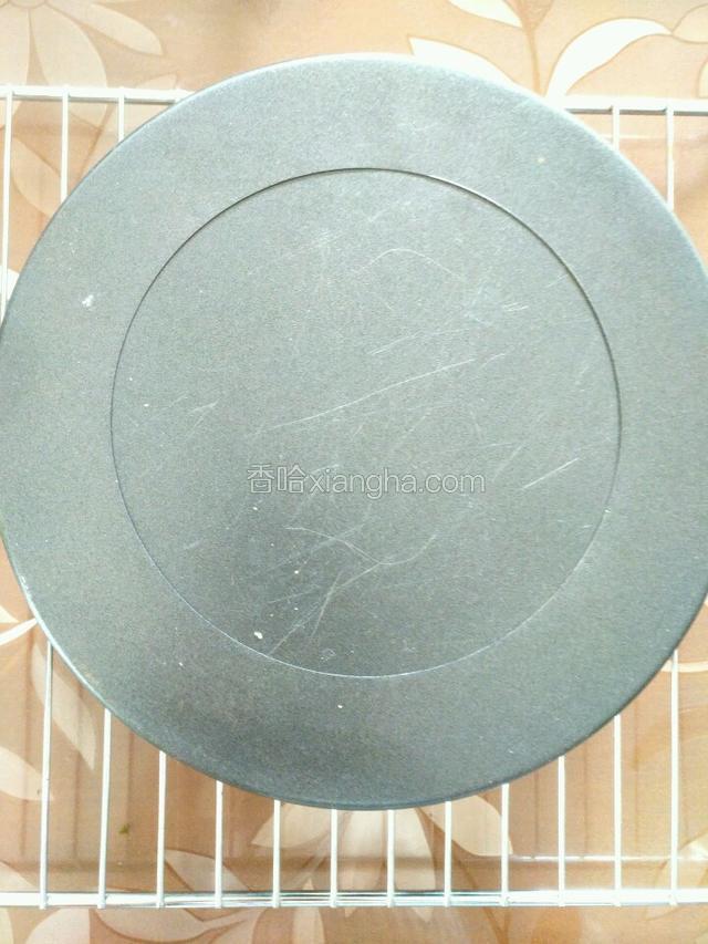蛋糕烤好后取出倒扣晾凉，脱模