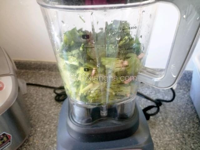 菠菜洗净炸汁。