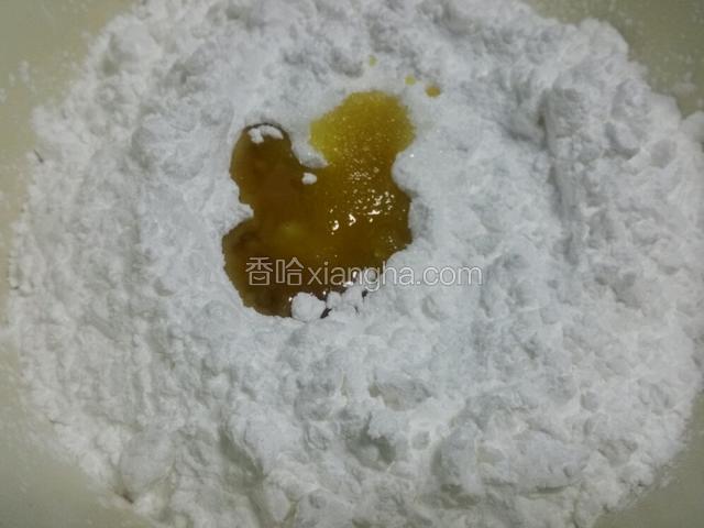 澄面和生粉按10：3的比例配比，加一点油和糖，加沸水用筷子搅拌。