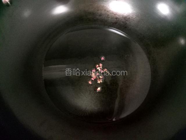 锅中放适量油，下花椒炸香。