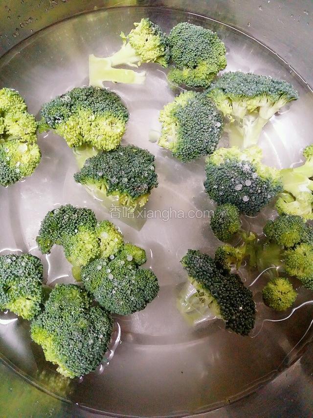 西兰花用盐水浸泡洗净
