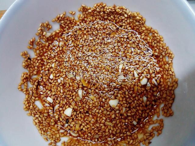 芝麻 酱油 蒜末调成汁备用