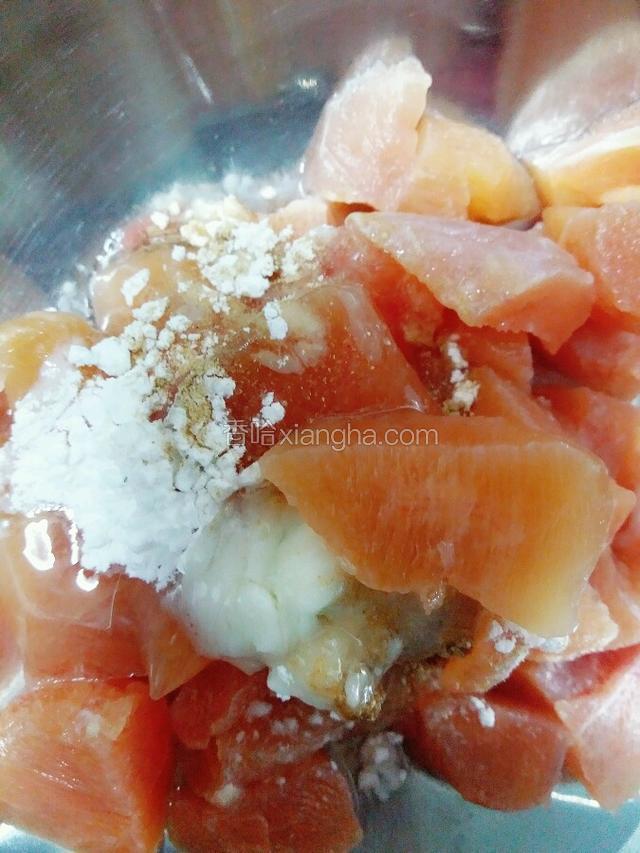 加半小勺盐 胡椒 淀粉 蛋清抓匀 腌制20分钟