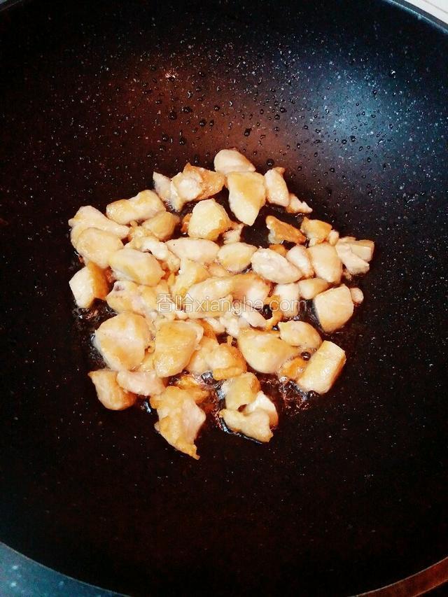 煎成金黄色 鸡块熟透