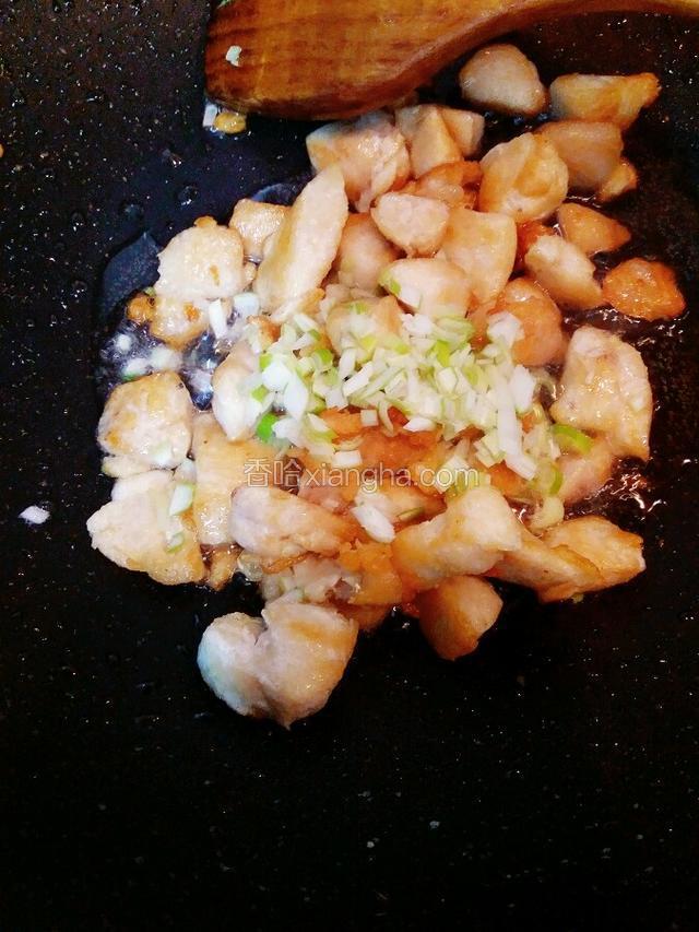加入葱花翻炒