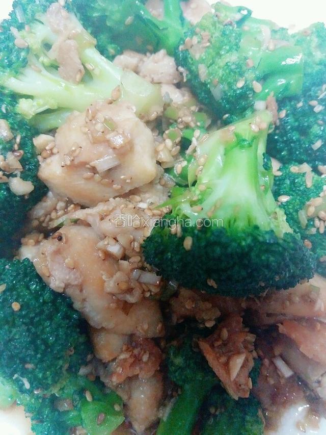 关火 加入料汁 西兰花翻炒 再开火快速翻炒几下 出锅