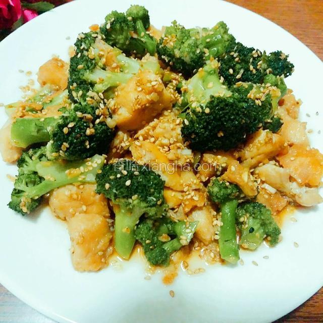 装盘 再撒上少许芝麻