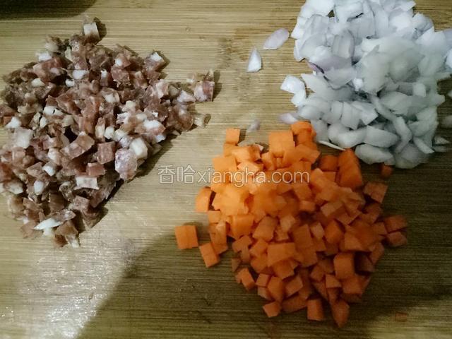 香肠、胡萝卜、洋葱切碎。