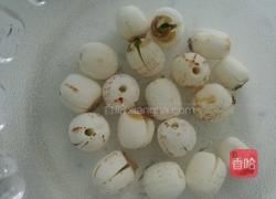 银耳莲子雪梨羹的做法图解2