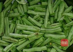 大蒜炒金豆的做法图解1