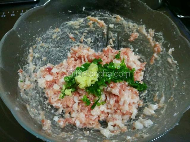 将肉泥放入大碗中，并放入生姜葱末，料酒，盐，糖，淀粉，朝一个方向搅拌，上劲后，加入适量清水，并继续朝同一个方向搅拌，上劲。