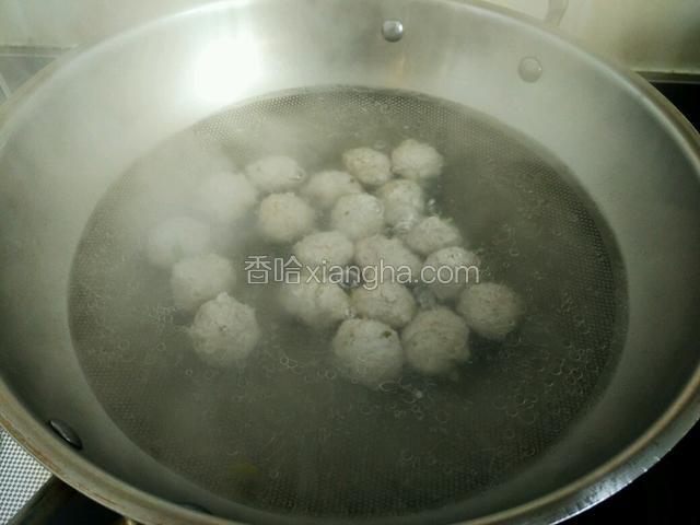 烧一锅开水，将搅拌好的肉泥做成丸子汤。