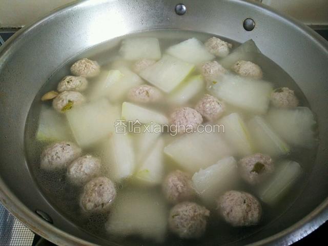 大火煮至冬瓜熟，然后加适量食用盐调味。