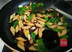 青椒炒鸡蛋干的做法图解5