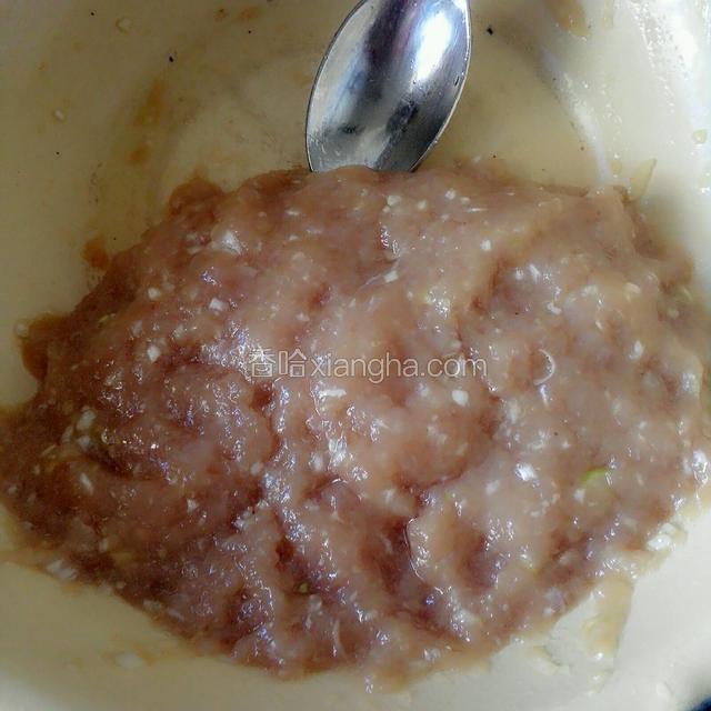 搅拌好的肉馅