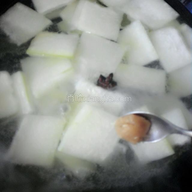 水开后用小勺子放入肉丸