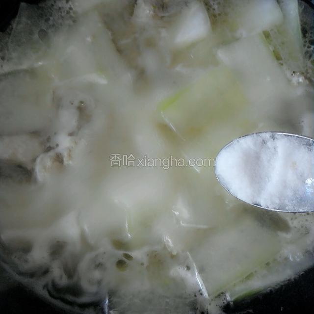 肉丸熟了以后，放入少许生抽，适量盐和白胡椒粉关火即可