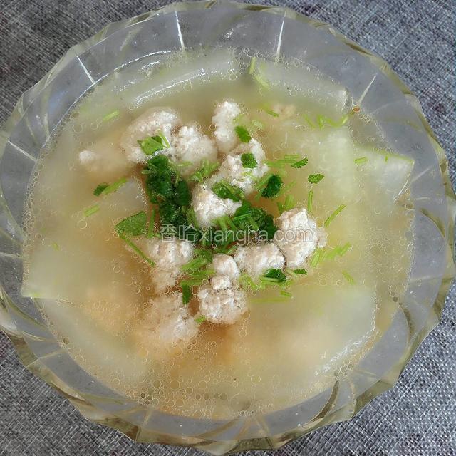 最后淋入少许香油，撒上香菜末