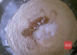 松软奶香馒头的做法图解2