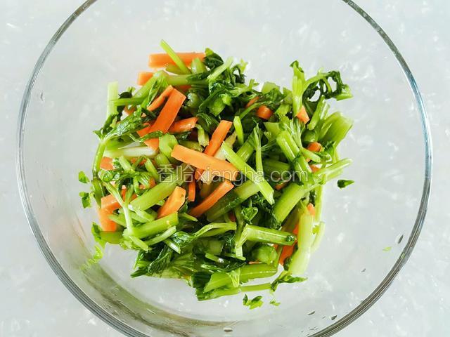 拌匀后腌制10分钟，中间要再搅拌几次。
