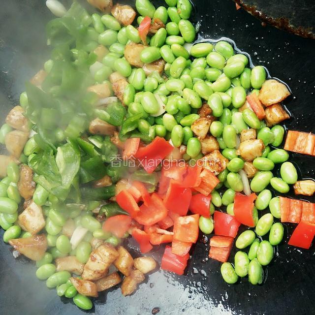 放入青红椒片和炒过的毛豆米
