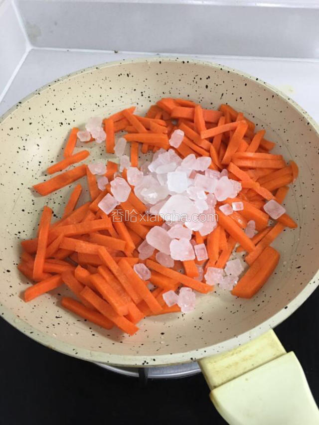 胡萝卜切条，和冰糖一起下锅，大火。