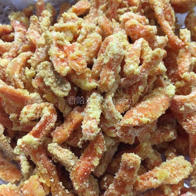 炒成糖霜，关火冷却就大功告成啦。