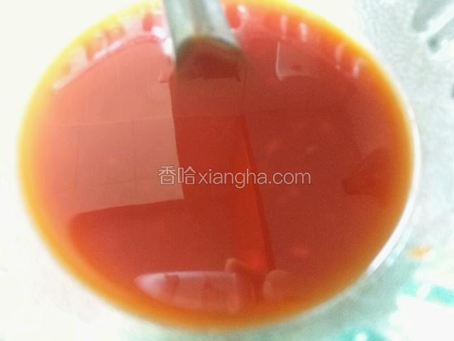 取一个碗，放入生抽，白糖，白米醋，番茄酱，适量清水，一点淀粉，调一个碗汁备用