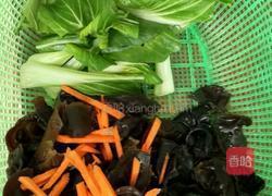 木耳炒油菜的做法图解2