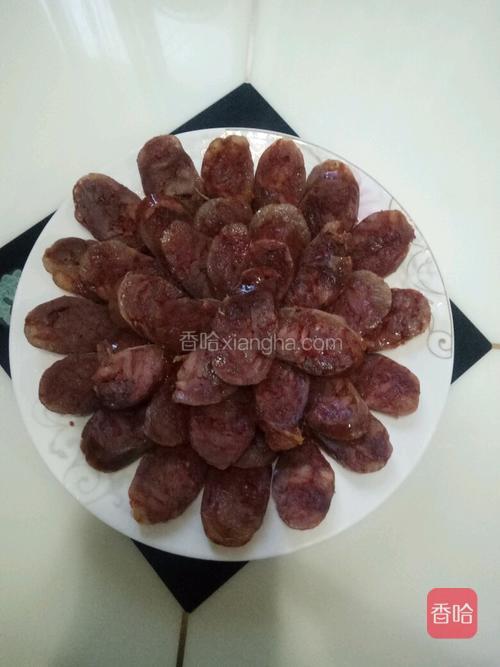 这是我摆的辣肠。中间可以放香菜装饰。因为要开饭了我就没弄。