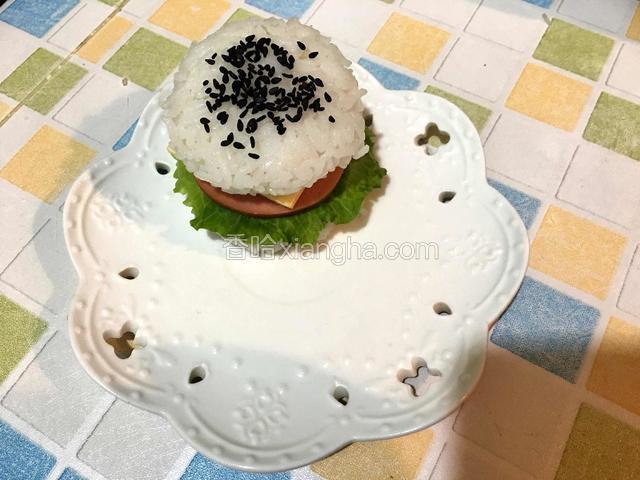 再盖上一个米饭汉堡胚，撒上少许芝麻就完成了