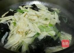 凉拌香芹腐竹的做法图解2
