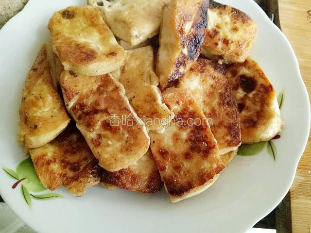 豆腐切片，油煎至两面金黄，盛起备用。