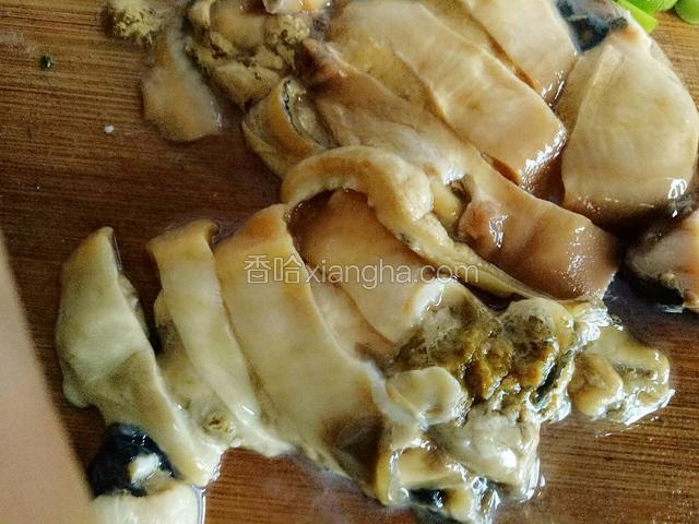 河蚌肉洗净切块(河蚌买的时候让卖家处理好了，回来只要冲洗干净即可)