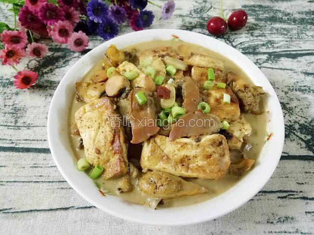 放入煎的豆腐再烧5分钟撒上葱花即可。